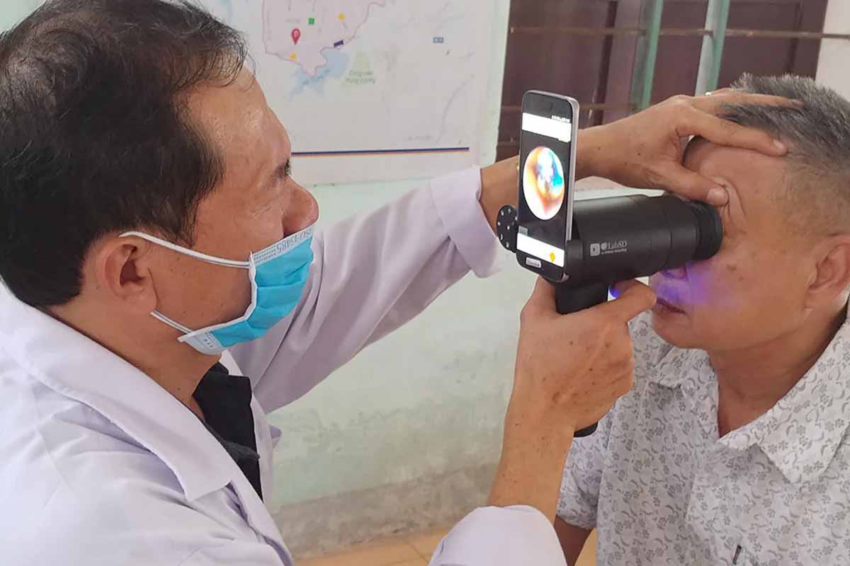 Samsung phones used in eye care