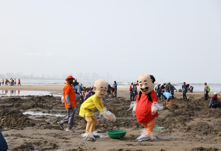 Nicktoons Motu & Patlu join UN Earth Champion Afroz Shah for Mumbai beach clean-up